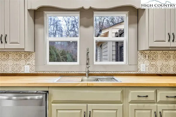 $320,000 | 7 Legra Road, Grassy Creek, NC 28631