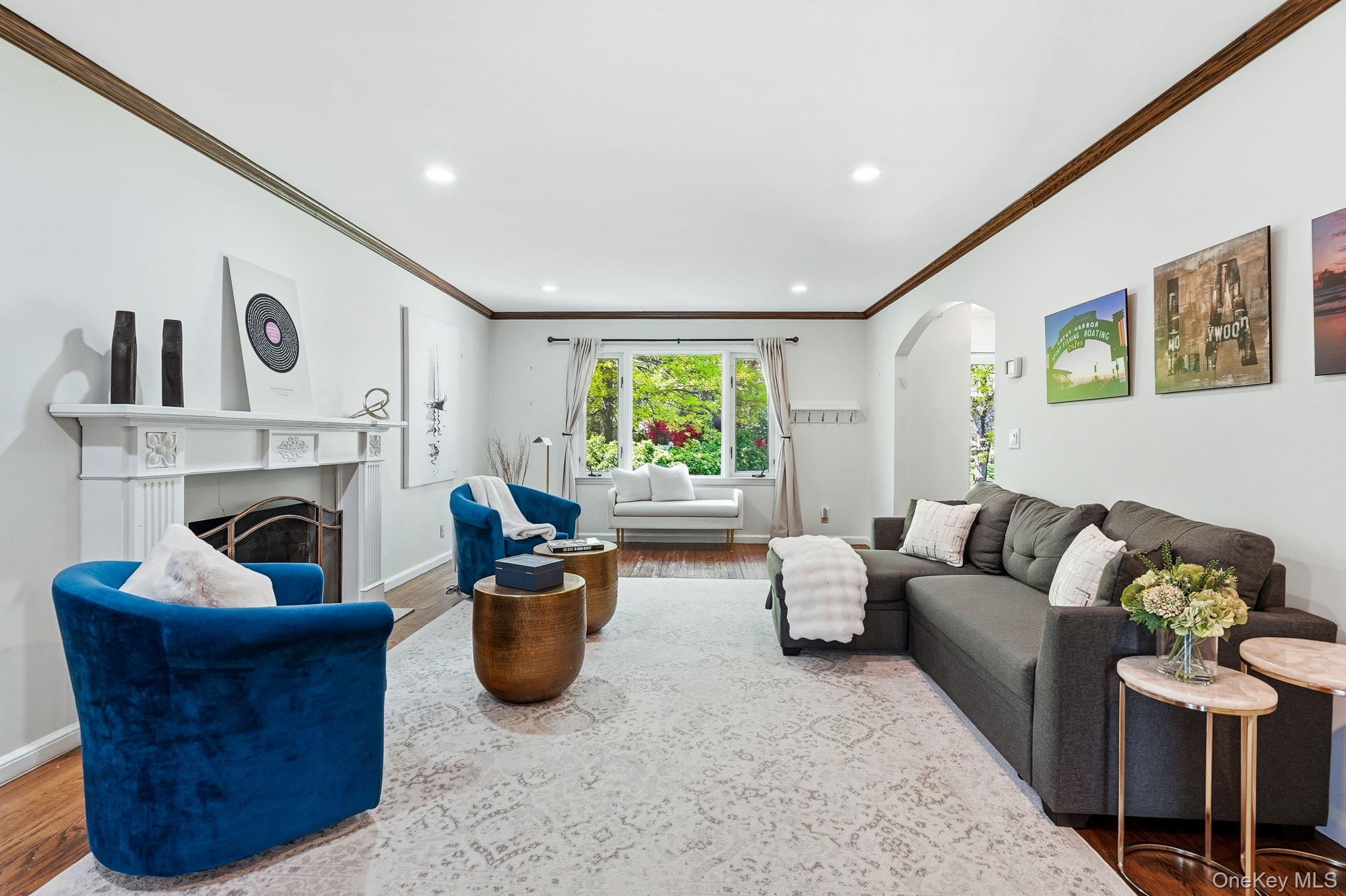 36 Stratford Road New Rochelle, NY 10804 - Photo 3 of 33 Living Room with fireplace and built in bar