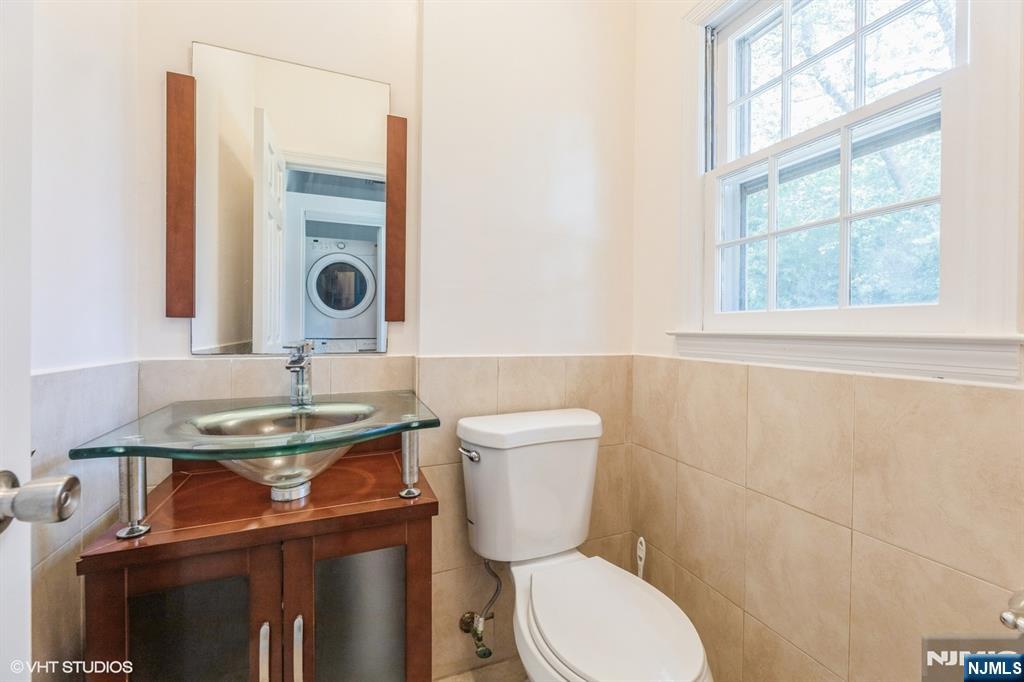 275 Taft Court Paramus, NJ 07652 - Photo 23 of 40