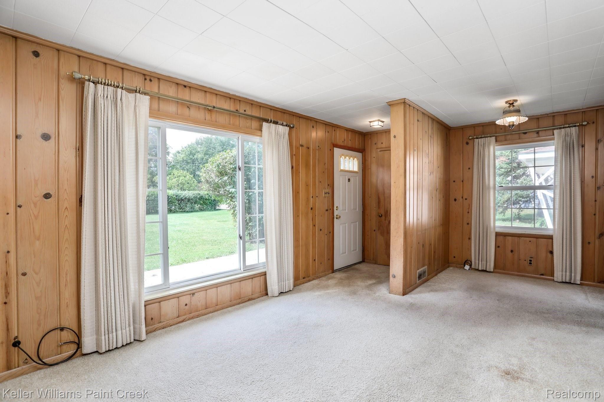 3201 Grant Road Rochester, MI 48309 - Photo 3 of 16 Entryway opens to the generous main social gathering area.