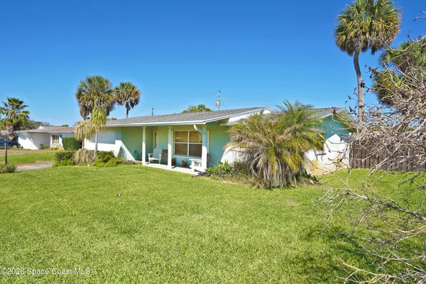 a view of a house with a backyard