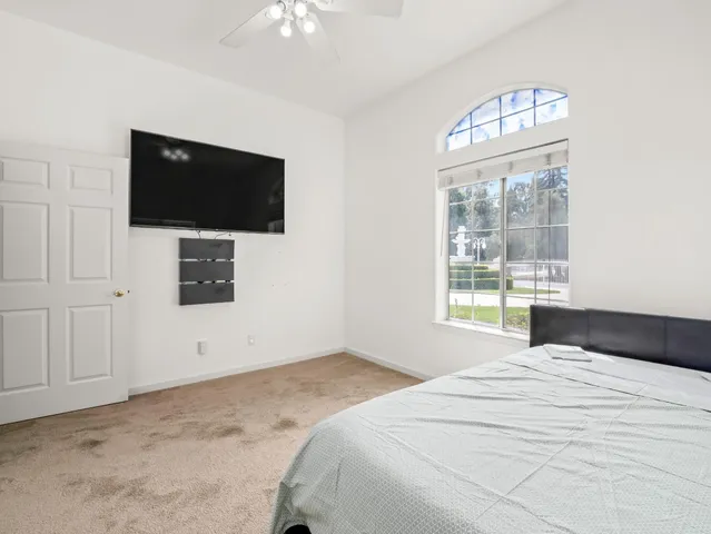 a view of a work space with furniture