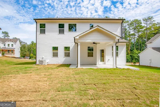 a view of a house with a yard