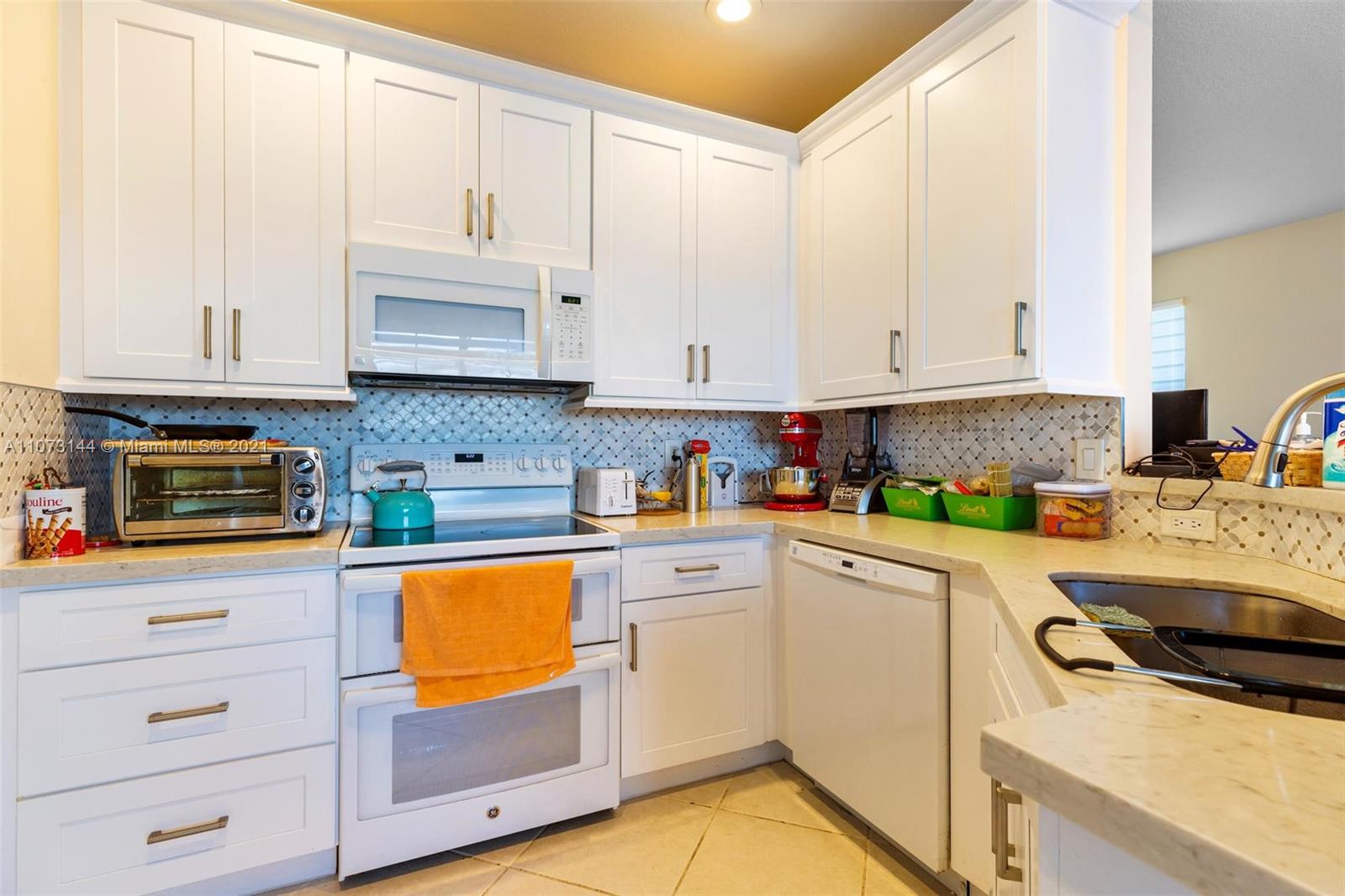 955 Falling Water Road Weston, FL 33326 - Photo 17 of 38