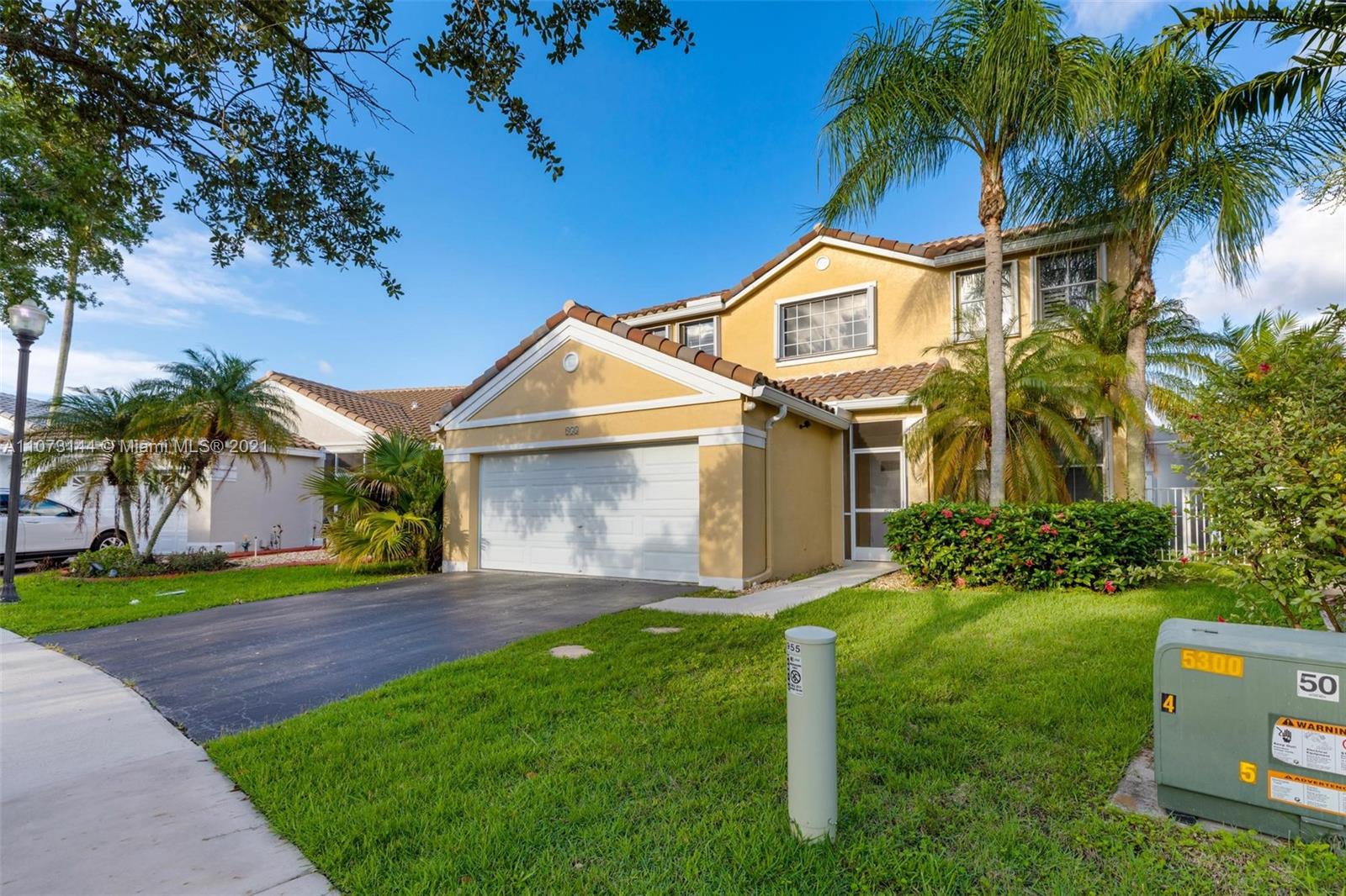 955 Falling Water Road Weston, FL 33326 - Photo 3 of 38 Front Entrance