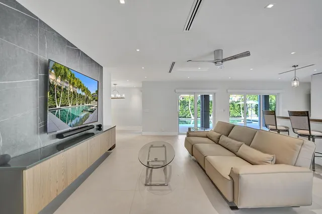 a view of livingroom with furniture