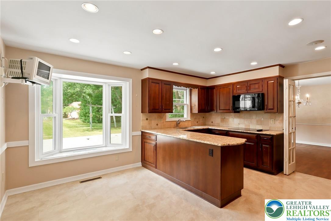613 East Macada Road Bethlehem, PA 18017 - Photo 11 of 52