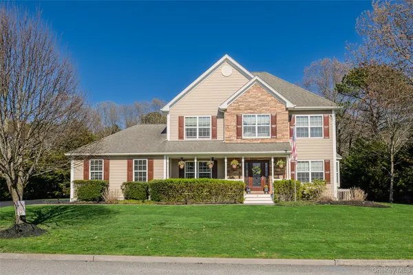 $899,999 | 6 Ridge Court, Center Moriches, NY 11934