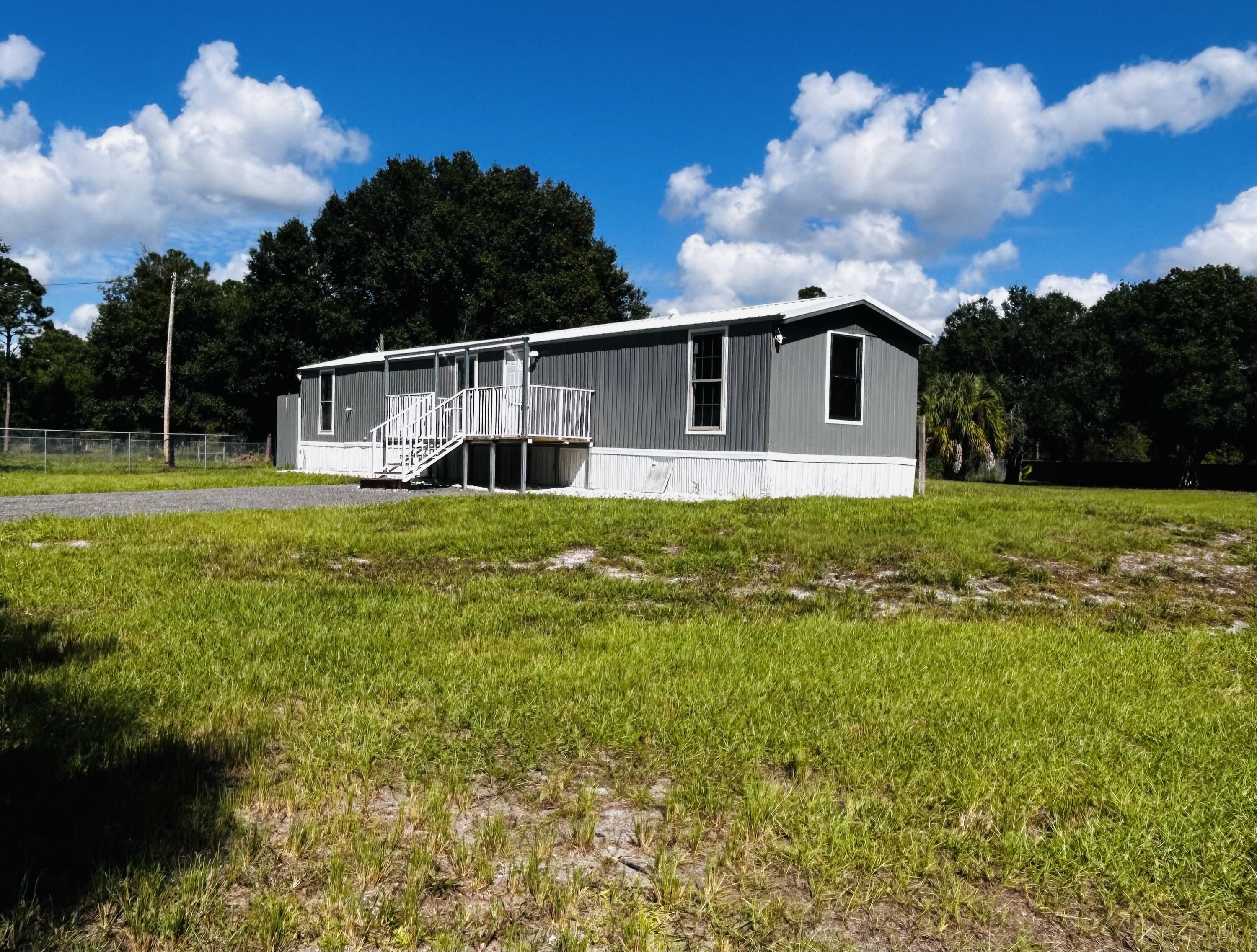 255 North Quebrada Street Clewiston, FL 33440 - Photo 9 of 16 a house view with a garden space
