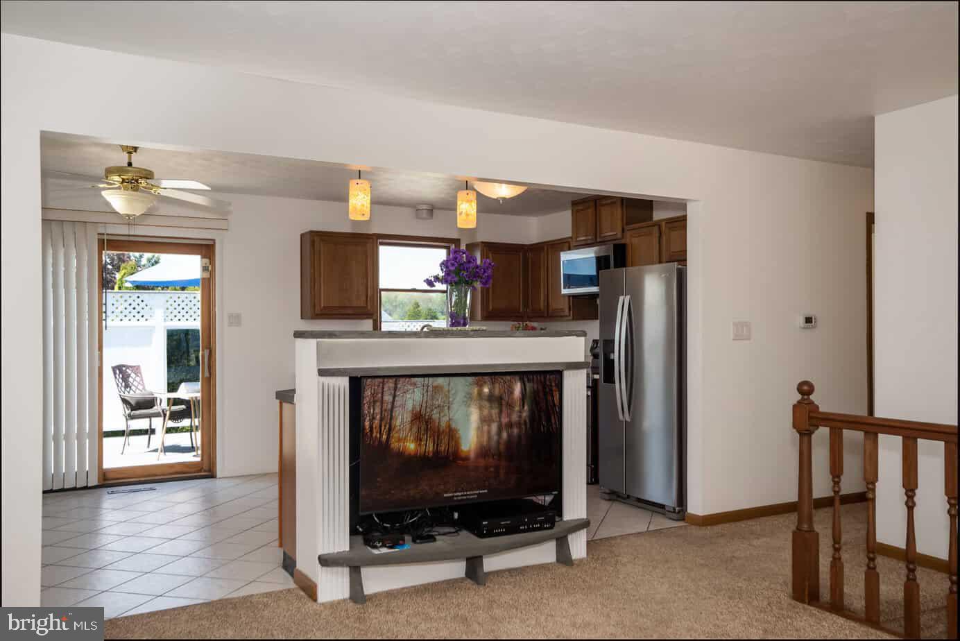 908 Horizon Road Mount Airy, MD 21771 - Photo 4 of 20 Living Room / Kitchen