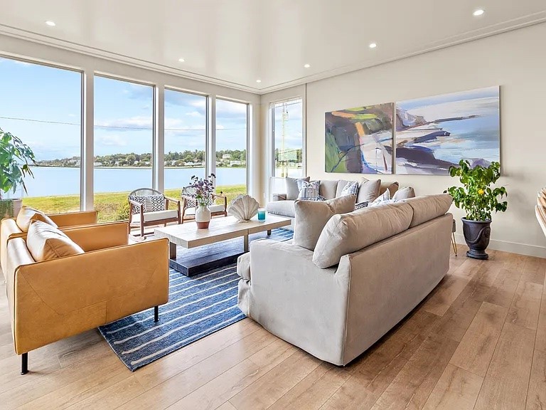 82 Ellery Road Newport, RI 02840 - Photo 9 of 31 Living Room