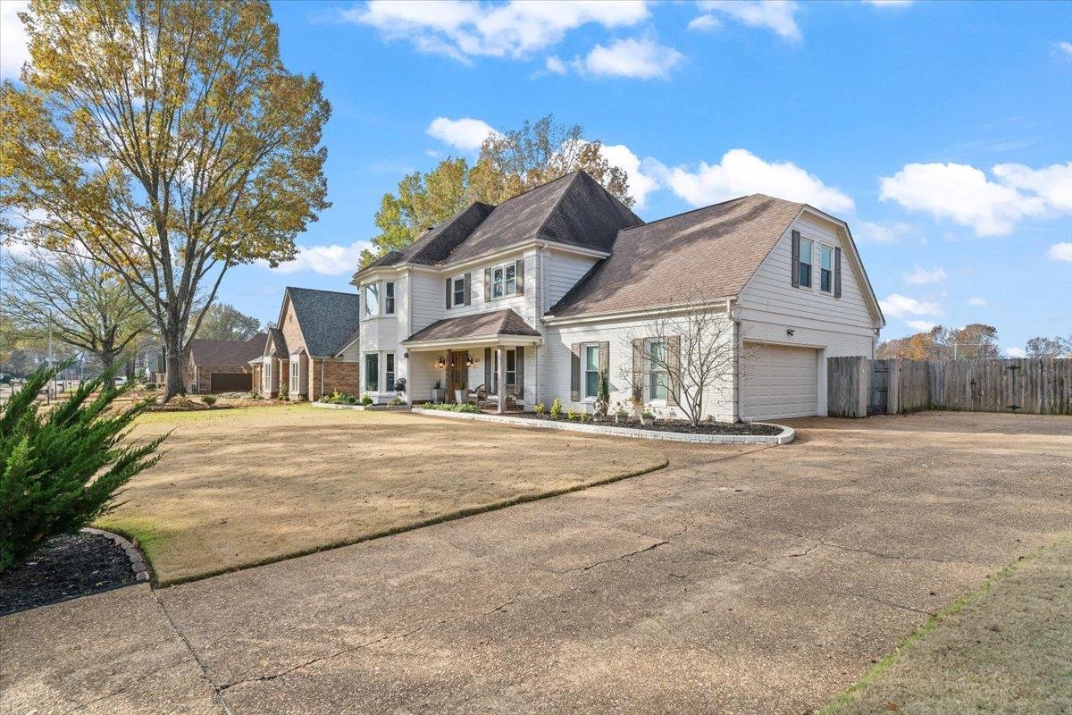 621 Fox Lair Cove Collierville, TN 38017 - Photo 4 of 37 View of front facade featuring covered porch and driveway