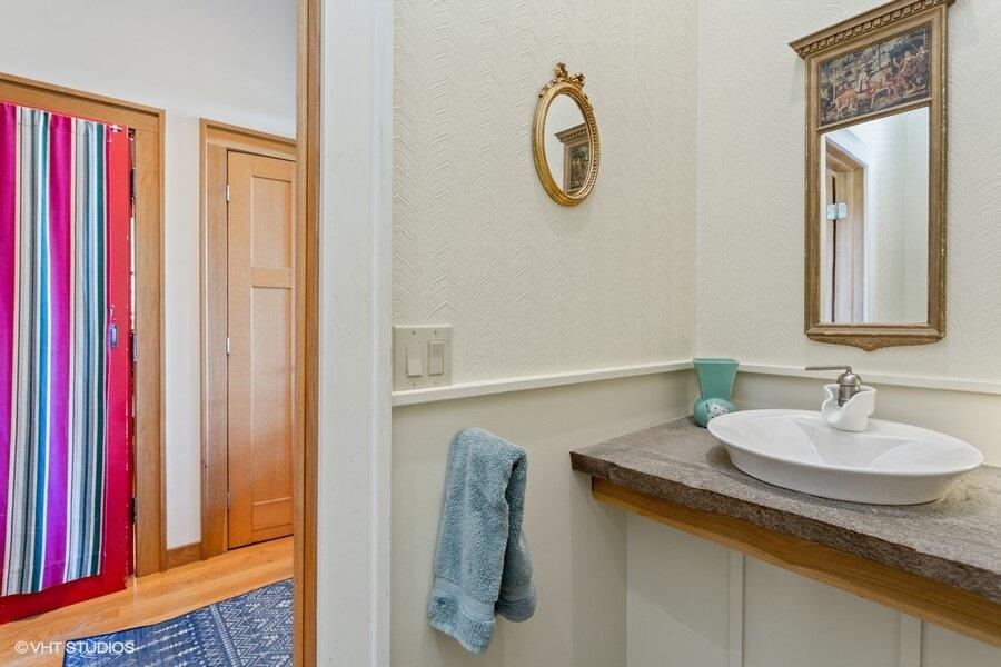 19714 South Lakeside Road New Buffalo, MI 49117 - Photo 21 of 47 18_19714LakesideRd_7_HalfBath_LowRes