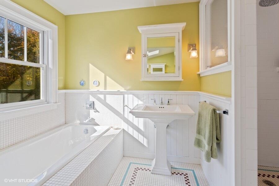19714 South Lakeside Road New Buffalo, MI 49117 - Photo 26 of 47 24_19714LakesideRd_13_PrimaryBathroom_Lo