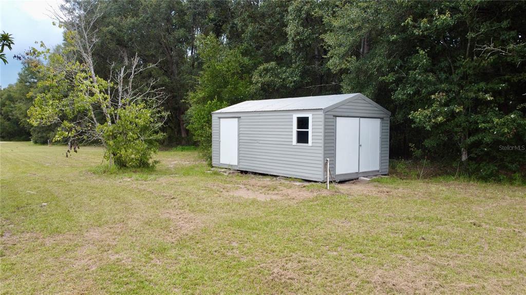 1070 Southwest Mauldin Avenue Lake City, FL 32024 - Photo 30 of 31 a backyard of a house with plants and tree