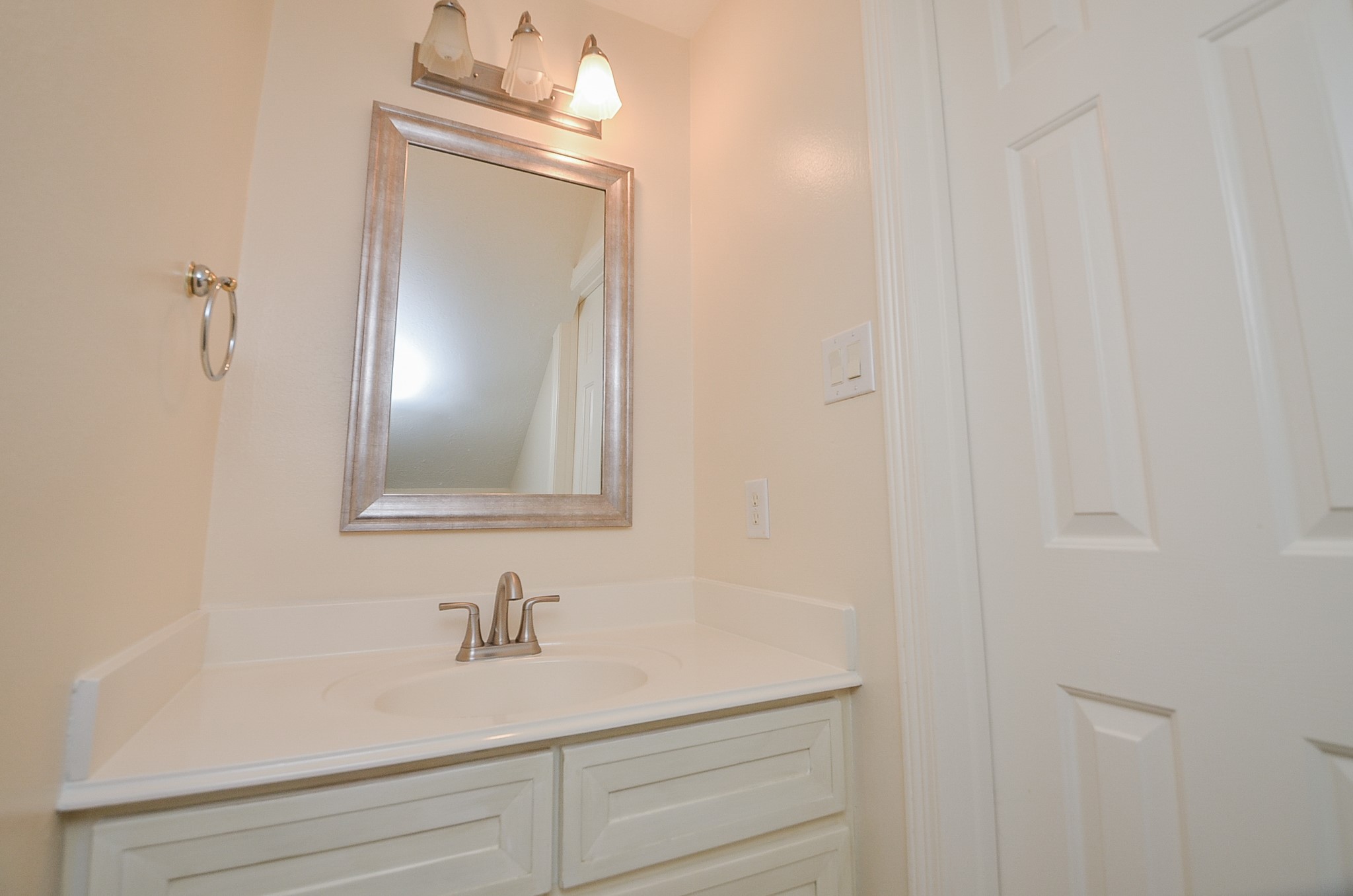 4916 Inker Street Houston, TX 77007 - Photo 18 of 36 Half bath is tucked away in hallway between kitchen and dining room.