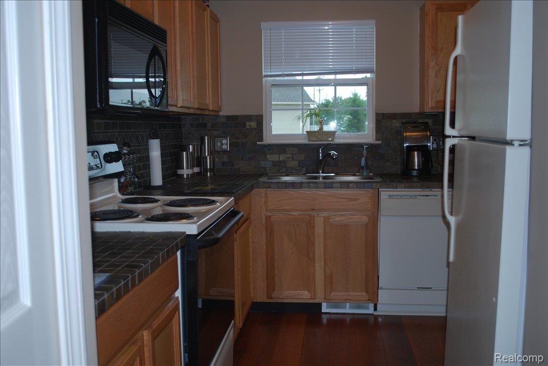 1786 Flagstone Circle, Unit 13 Rochester, MI 48307 - Photo 14 of 16 Kitchen