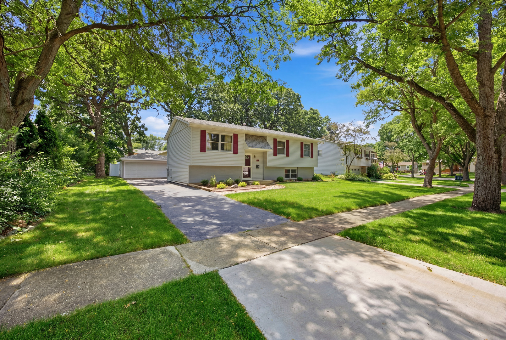 2713 Ravinia Lane Woodridge, IL 60517 - Photo 1 of 40