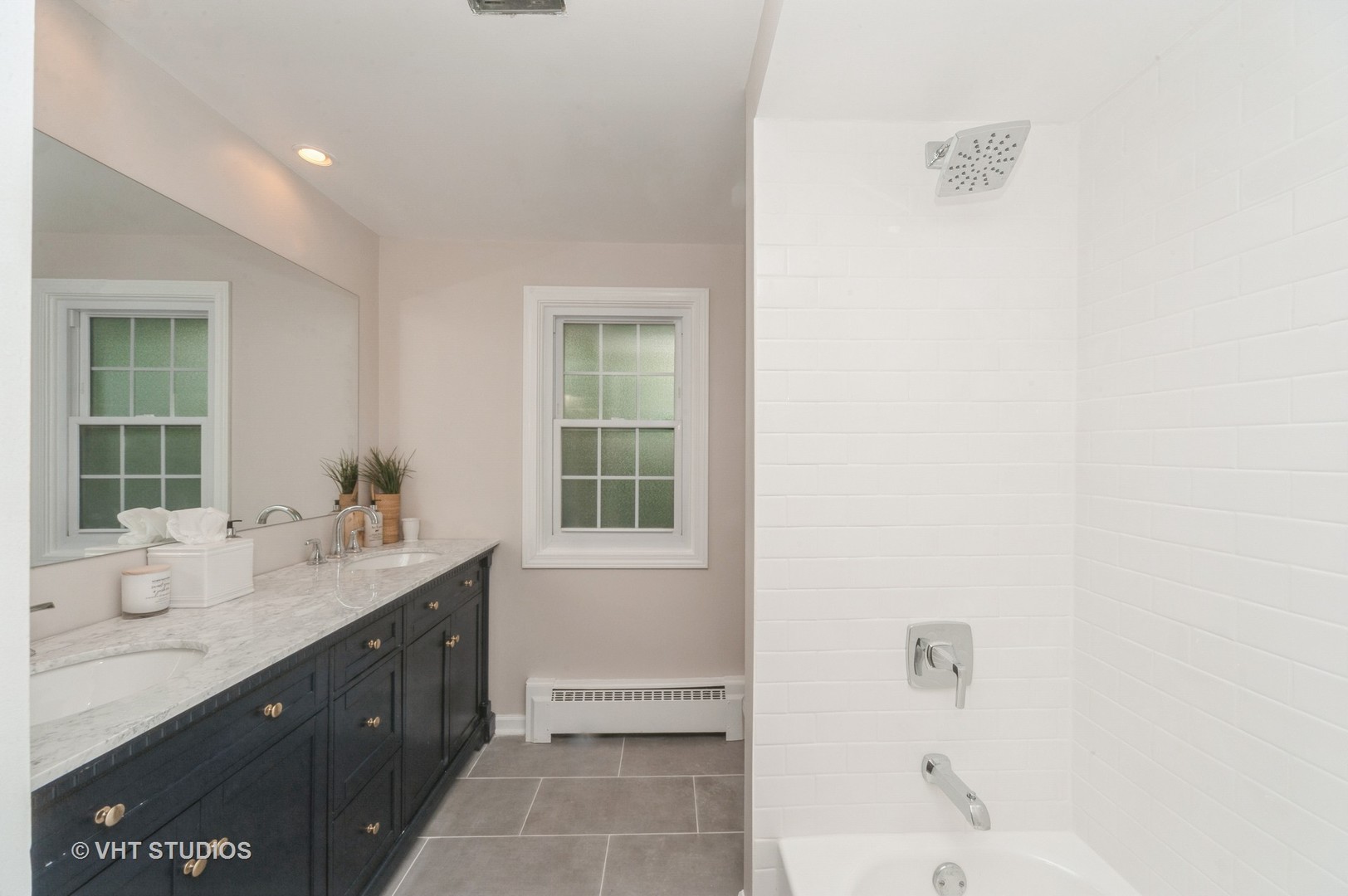 1704 Executive Lane Glenview, IL 60026 - Photo 18 of 21 a bathroom with a sink mirror and a bathtub