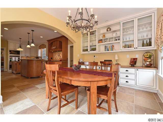 3901 Foxcroft Road, Unit 16 Charlotte, NC 28211 - Photo 4 of 16 Gallery Image 4