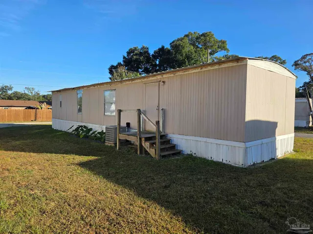 a view of a backyard