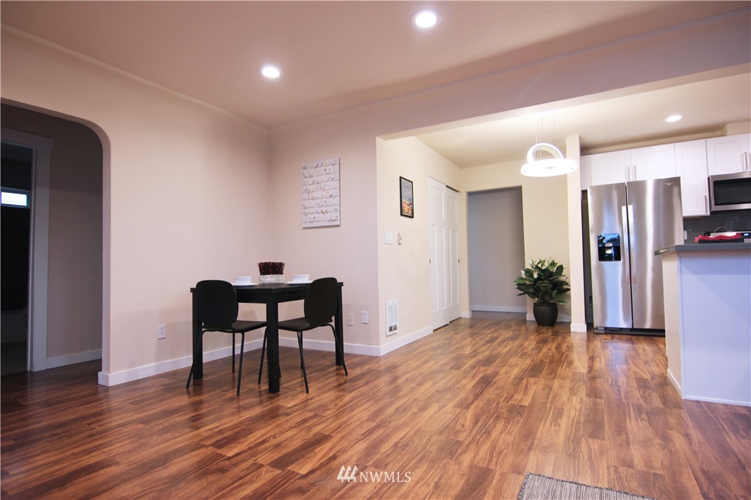 5901 South Roxbury Street Seattle, WA 98118 - Photo 3 of 11 Gallery Image 3