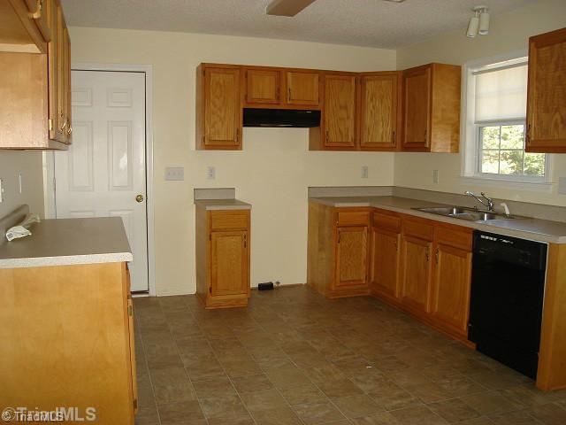 252 Tyro Heights Road Lexington, NC 27295 - Photo 5 of 12 Kitchen.