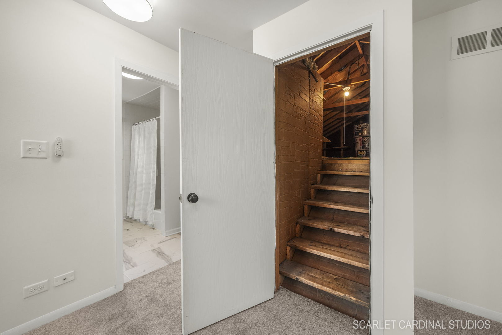819 Delles Road Wheaton, IL 60189 - Photo 18 of 28 a view of a hallway with a elevator