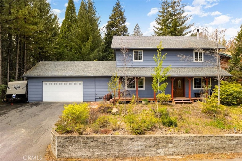1533 West A Barr Road Mount Shasta, CA 96067 - Photo 1 of 38 a front view of a house with a yard