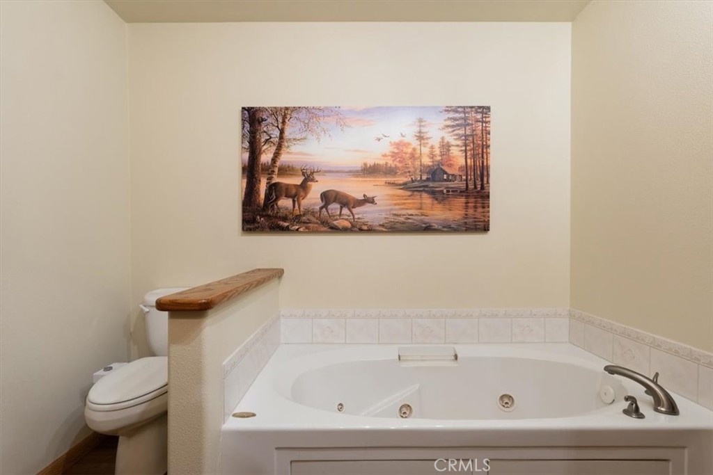 1533 West A Barr Road Mount Shasta, CA 96067 - Photo 18 of 38 a bathroom with a bathtub and toilet