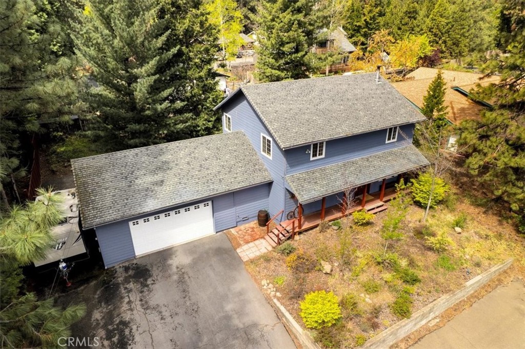 1533 West A Barr Road Mount Shasta, CA 96067 - Photo 2 of 38 front view of a house with a yard