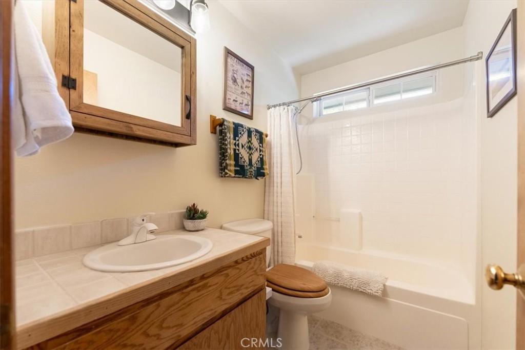 1533 West A Barr Road Mount Shasta, CA 96067 - Photo 27 of 38 a bathroom with a sink a toilet and shower
