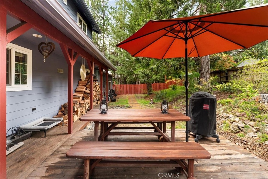 1533 West A Barr Road Mount Shasta, CA 96067 - Photo 31 of 38 a view of a patio with table and chairs under an umbrella