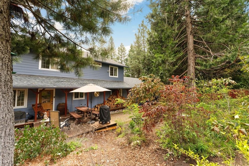 1533 West A Barr Road Mount Shasta, CA 96067 - Photo 34 of 38 a view of a patio with chairs and plants