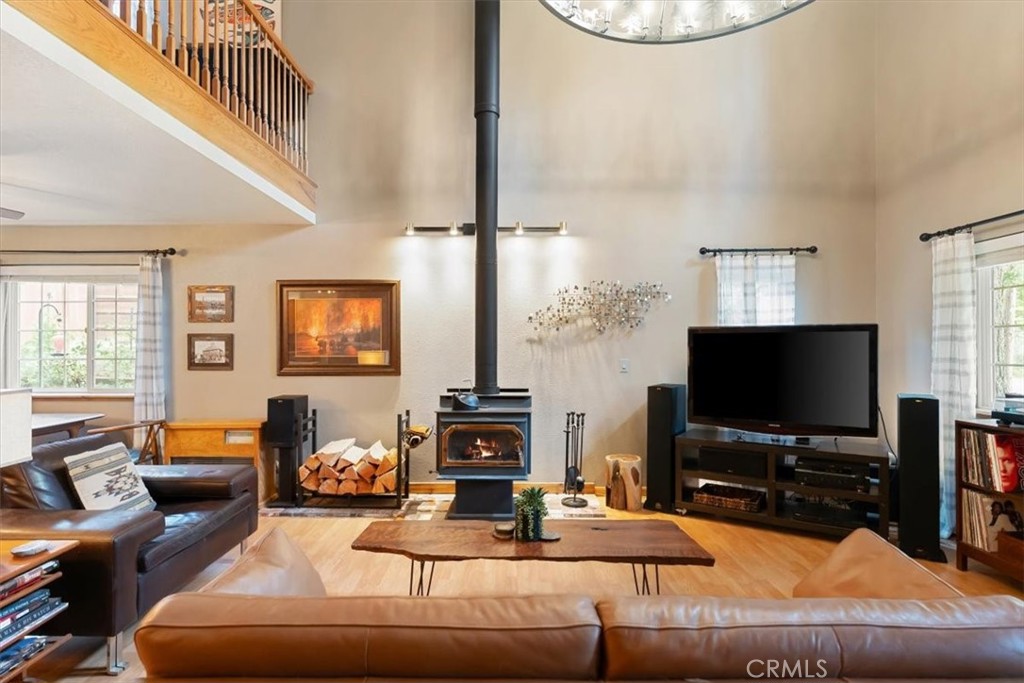 1533 West A Barr Road Mount Shasta, CA 96067 - Photo 6 of 38 a living room with furniture and a flat screen tv