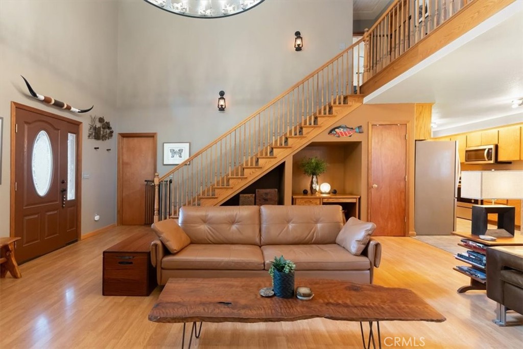 1533 West A Barr Road Mount Shasta, CA 96067 - Photo 7 of 38 a living room with furniture and wooden floor