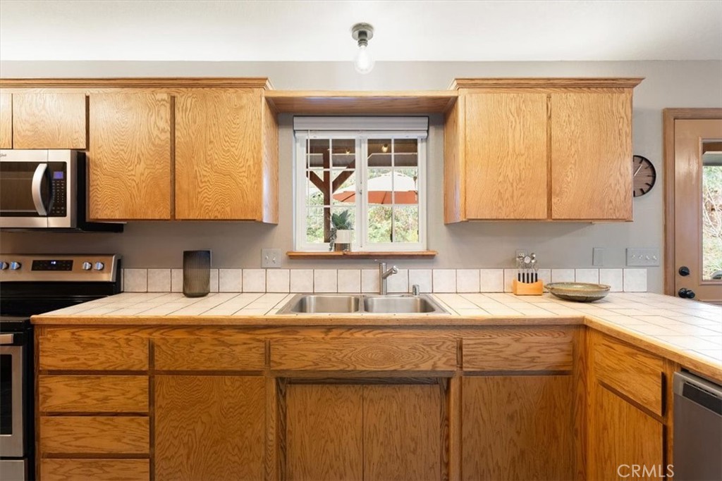 1533 West A Barr Road Mount Shasta, CA 96067 - Photo 10 of 38 a kitchen with a sink and a window