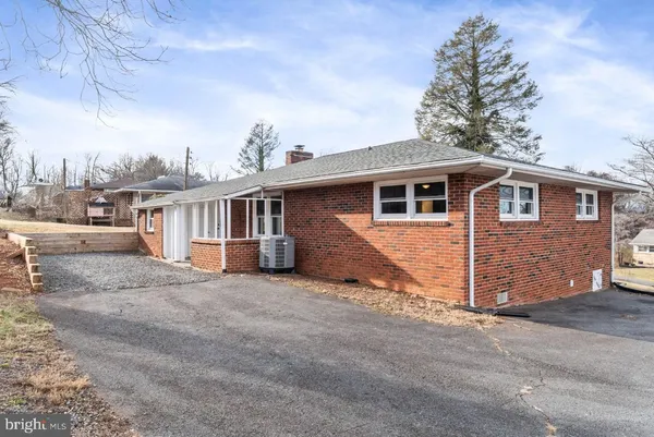 $1,870 | 354 Berry Street, Orange, VA 22960