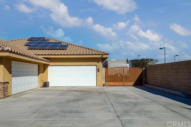 19286 Kanbridge Street Apple Valley, CA 92308 - Photo 22 of 37 a view of a garage