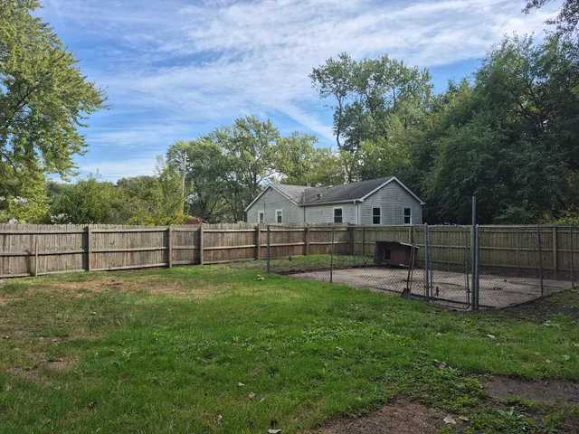 a view of a backyard