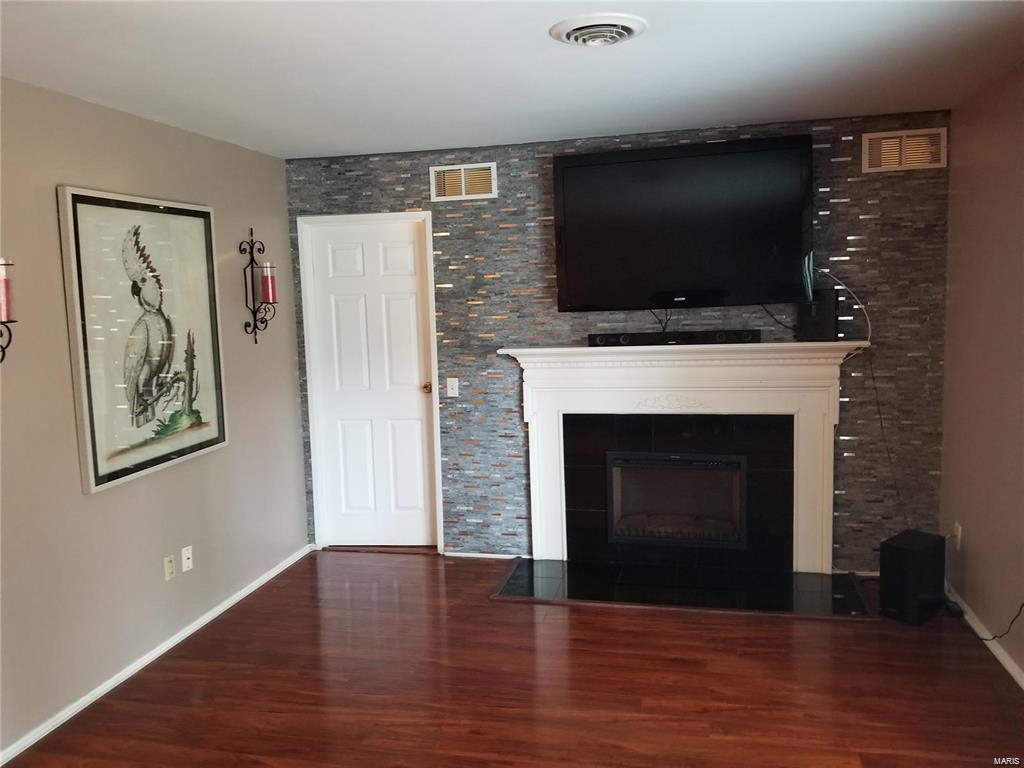 4889 Hursley Drive St. Louis, MO 63128 - Photo 5 of 19