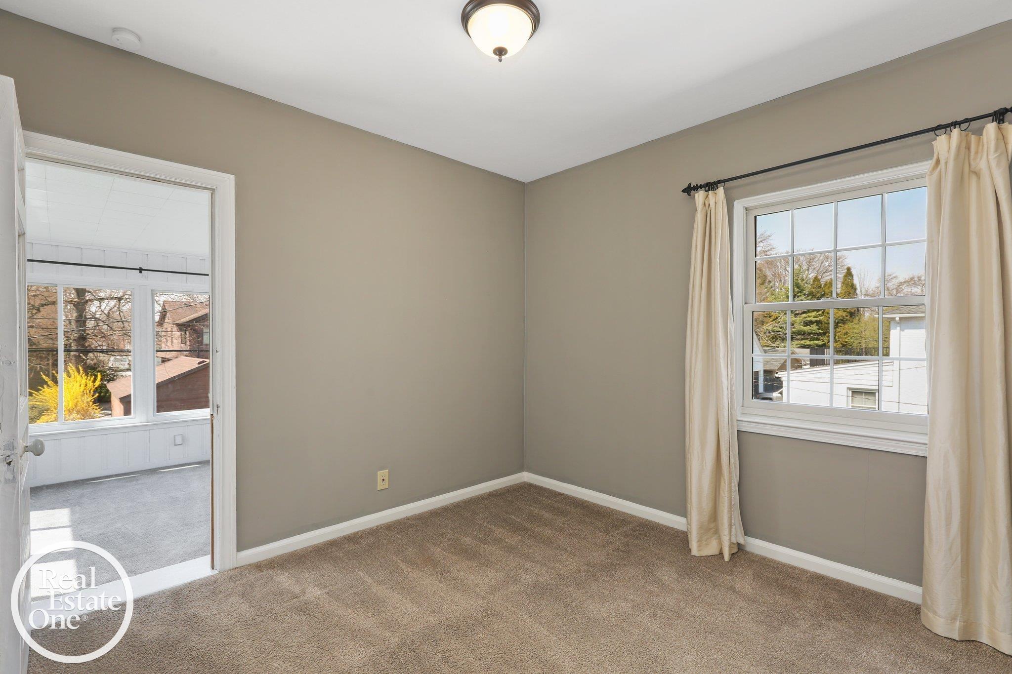 897 Rivard Boulevard Grosse Pointe, MI 48230 - Photo 36 of 42 50212858-d2b82b4b-3190-4361-8b50-e98a28714ea0.JPG