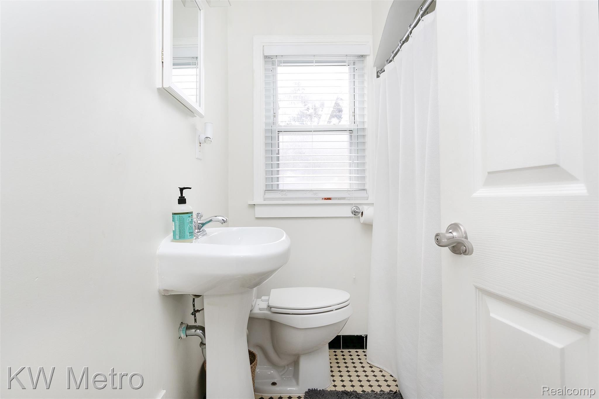 2369 Cambridge Road Berkley, MI 48072 - Photo 14 of 31 Columbia-14.jpg