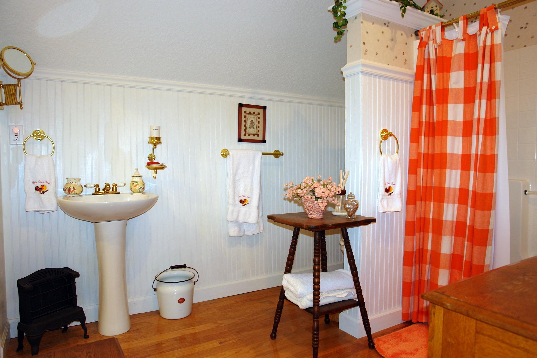 1929 Roslin Road Jamestown, TN 38556 - Photo 28 of 40 Addt'l Living Quarter Bath