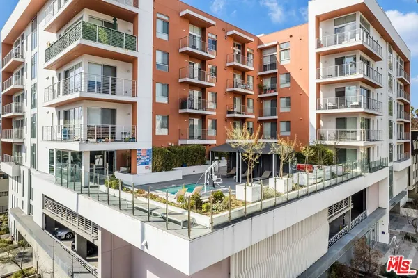 a building view with outdoor space