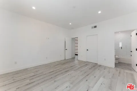 $3,208 | 1238 1/2 North Beachwood Drive, Los Angeles, CA 90038