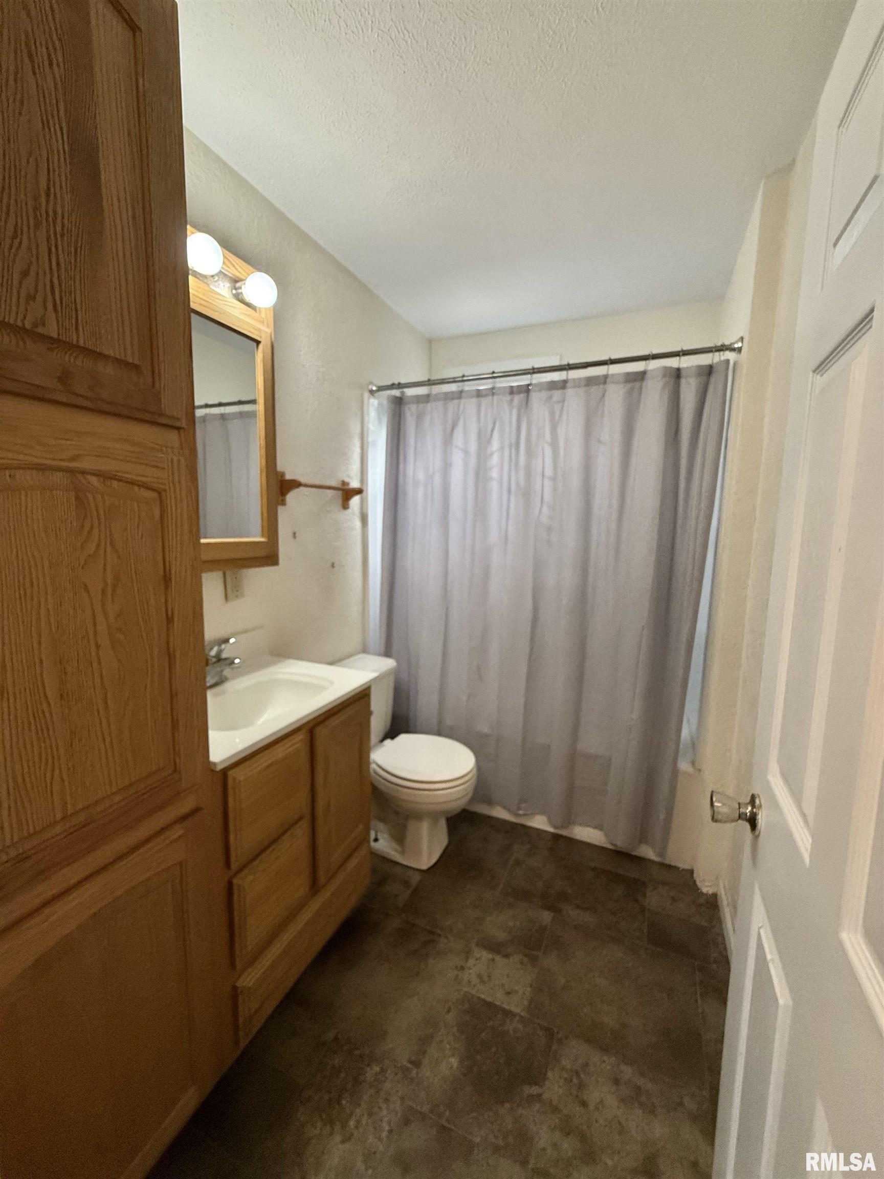 737 North 5th Avenue Canton, IL 61520 - Photo 11 of 24