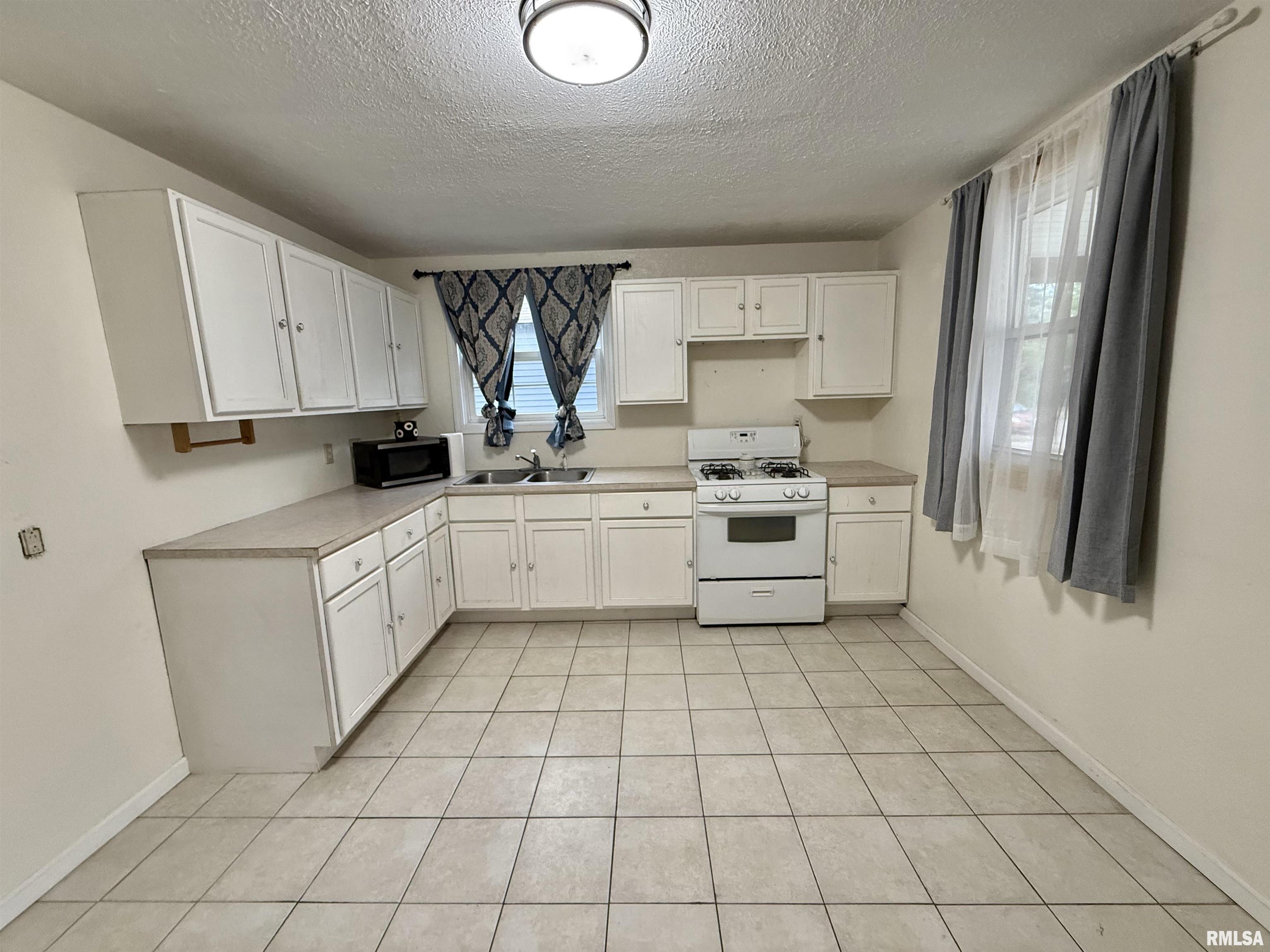 737 North 5th Avenue Canton, IL 61520 - Photo 2 of 24