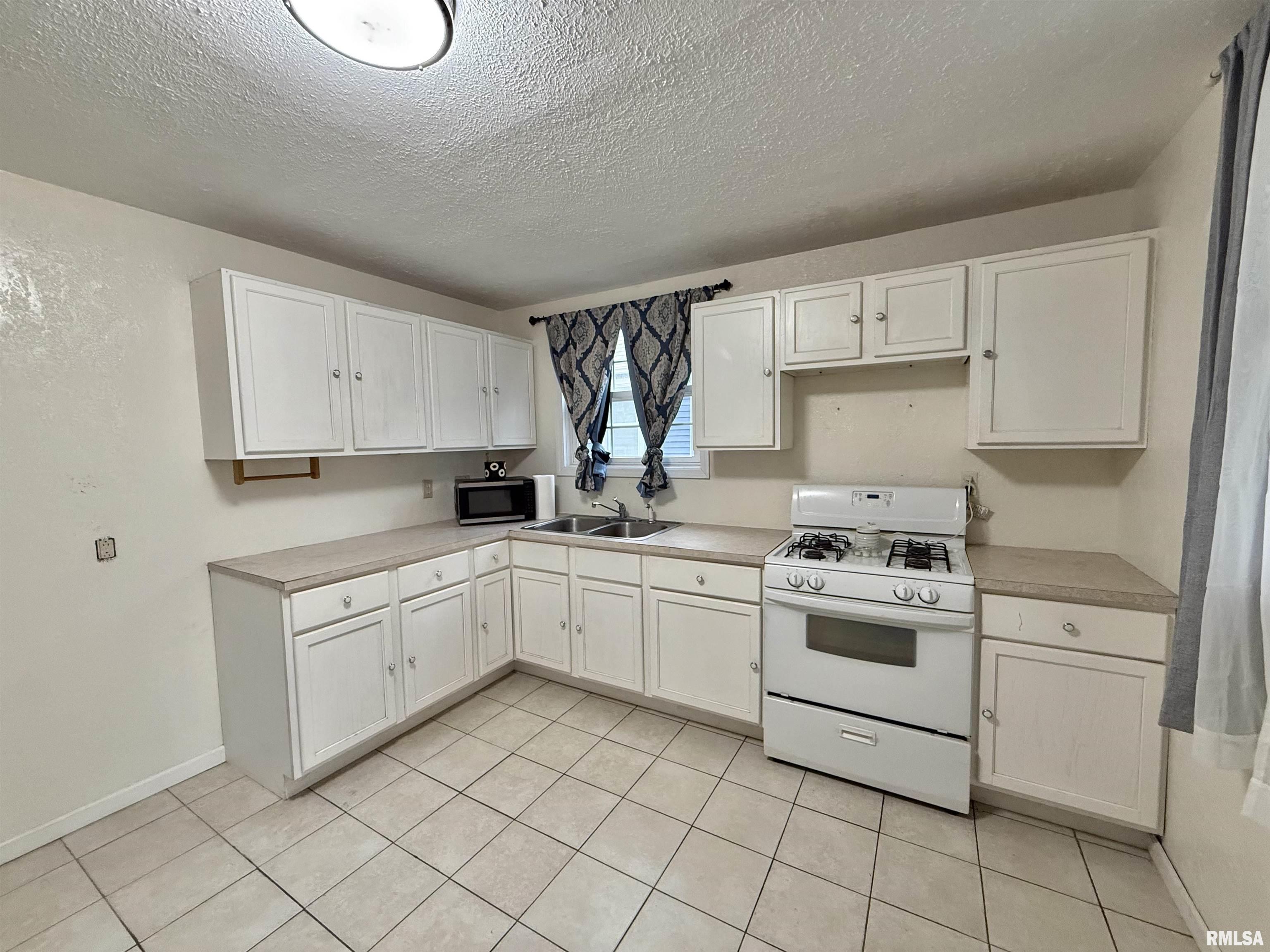 737 North 5th Avenue Canton, IL 61520 - Photo 3 of 24