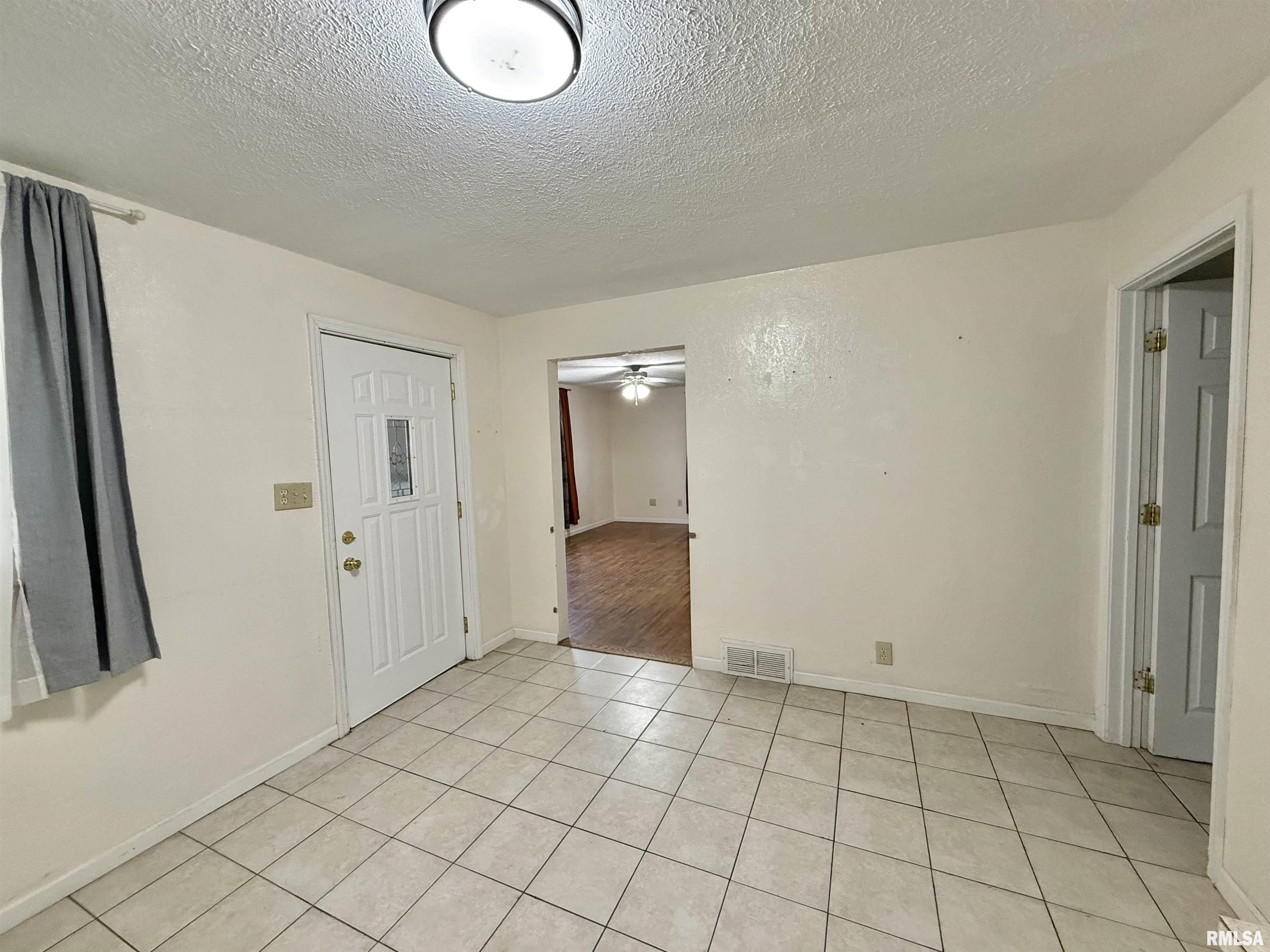 737 North 5th Avenue Canton, IL 61520 - Photo 4 of 24